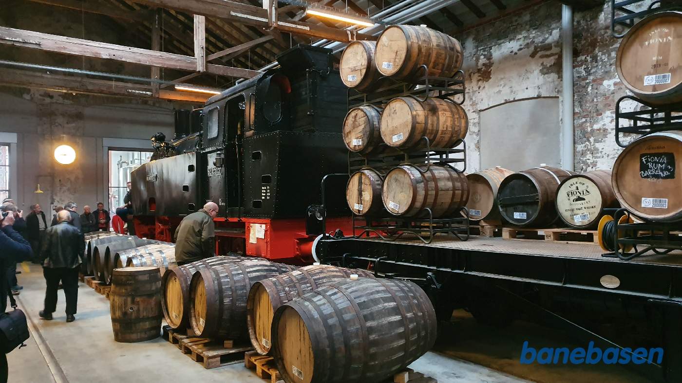 Inde i lagerhallen, med de mange trætønder, står et tysk damplokomotiv