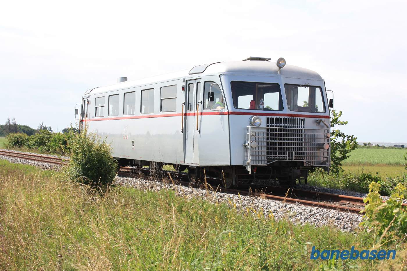 Skinnebussen er kørt længere ud ad strækningen og nogle buske klippes Skinnebussen er kørt længere ud ad strækningen og nogle buske klippes