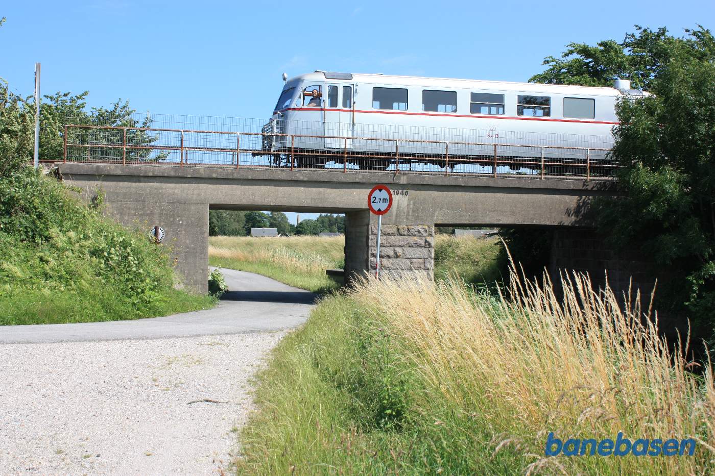 Skinnebussen er stoppet på broen over Marrebæk kanalen, der afvander store landområder