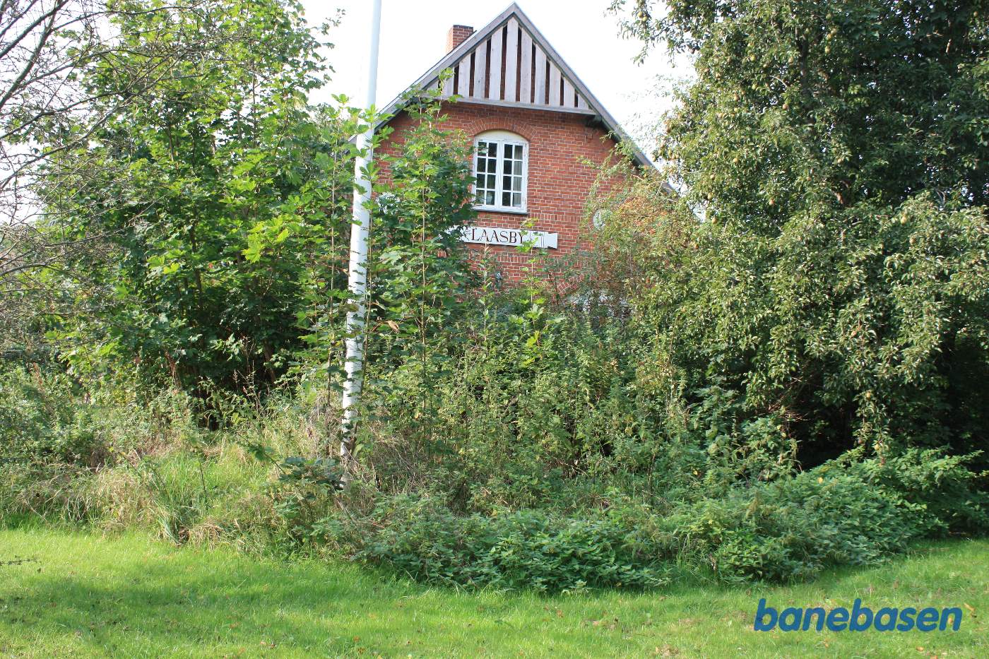 Stationsbygningen set fra perronen