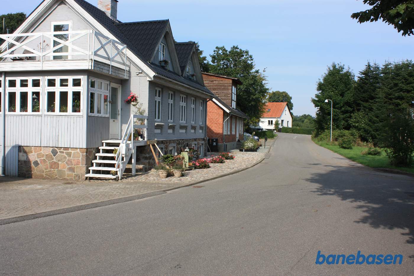 Vi står på Kjærlingsvej og kigger mod nord. Stationen, der ikke ses, ligger inde til højre. Oppe for enden ligger Østerskovvej