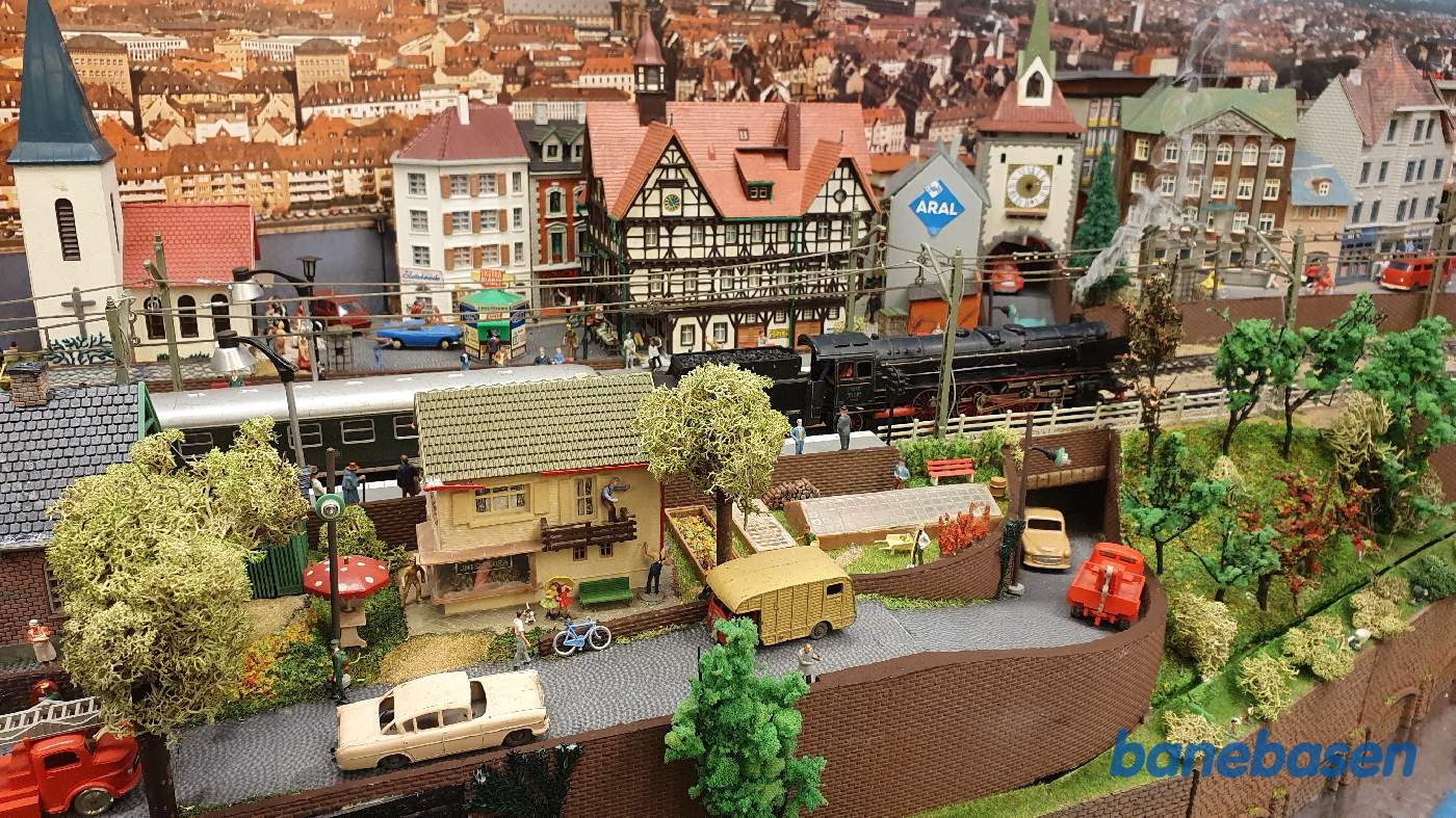 Toget tager en jubilæumstur på fotografens nuværende modelbaneanlæg Toget tager en jubilæumstur på fotografens nuværende modelbaneanlæg