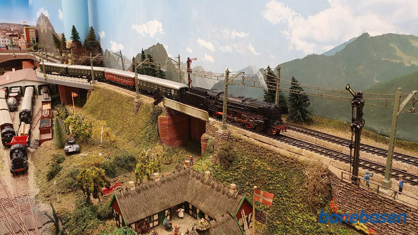 Toget tager en jubilæumstur på fotografens nuværende modelbaneanlæg Toget tager en jubilæumstur på fotografens nuværende modelbaneanlæg