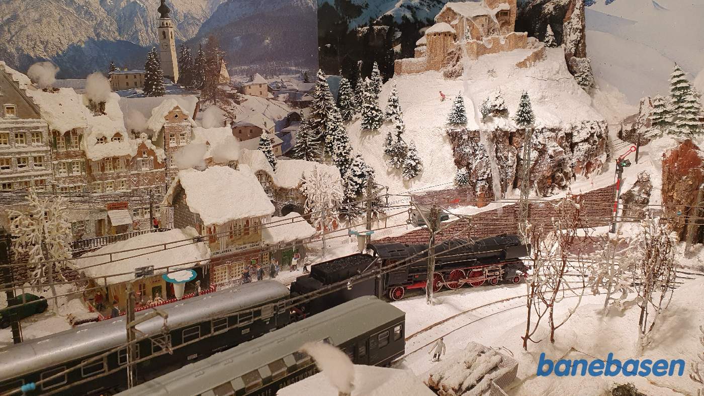 Toget kører igennem det sneklædte polske bjerglandskab Toget kører igennem det sneklædte polske bjerglandskab