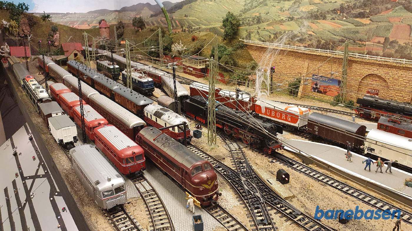 Eksprestoget på vej ind i spor 4 på den store station Eksprestoget på vej ind i spor 4 på den store station