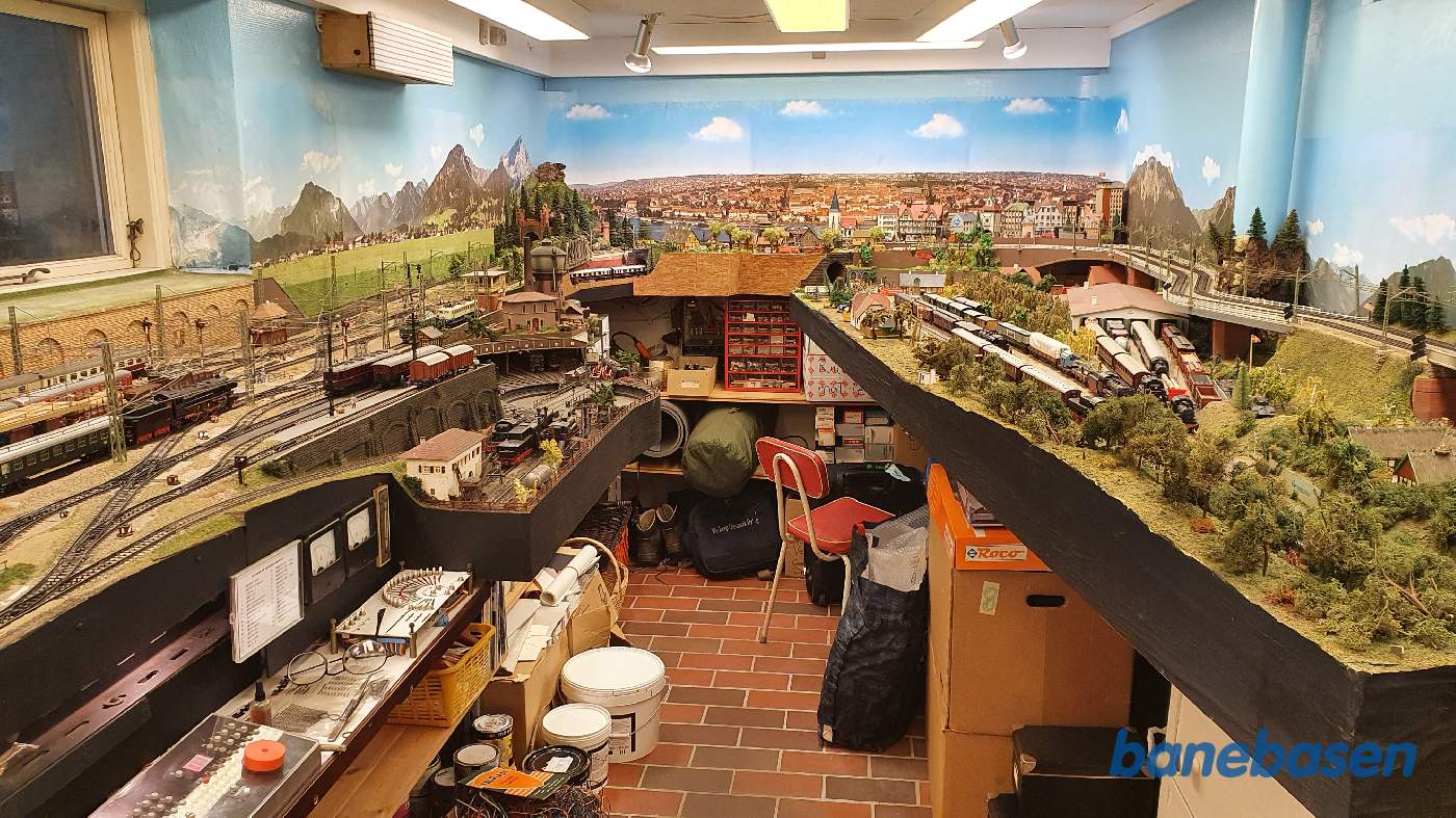 Et vue ud over hele den ene ende af modelbaneanlægget Et vue ud over hele den ene ende af modelbaneanlægget