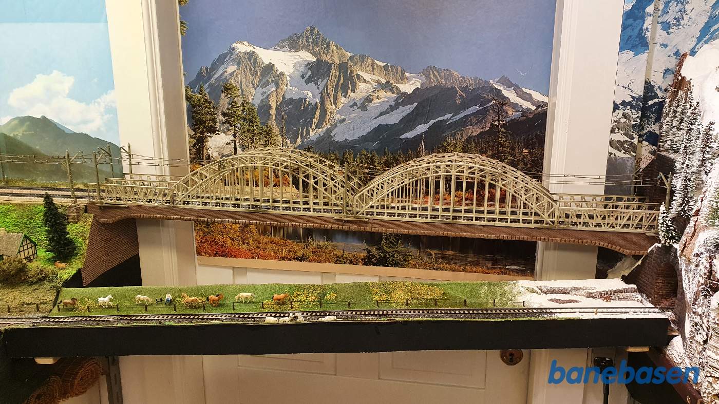 Her er døren ind til kælderrummet, nu lukket, og de 2 løse broer ses tydeligt Her er døren ind til kælderrummet, nu lukket, og de 2 løse broer ses tydeligt