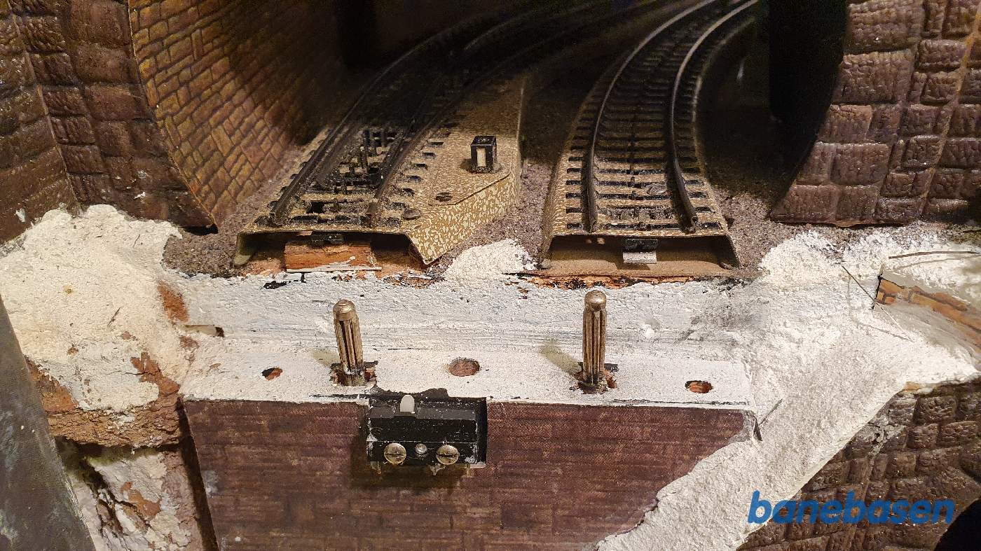 Nærbillede af broens strømforsyning samt strømafbryderen når broen er væk Nærbillede af broens strømforsyning samt strømafbryderen når broen er væk