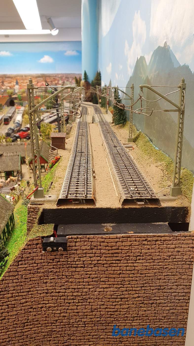 Den dobbeltsporede hovedstrækning med sikkerhedsafbryder Den dobbeltsporede hovedstrækning med sikkerhedsafbryder