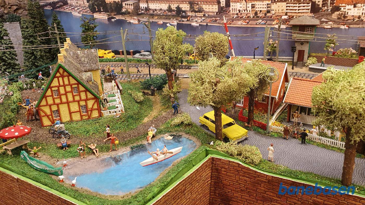 Den store by med overkørslen med bom