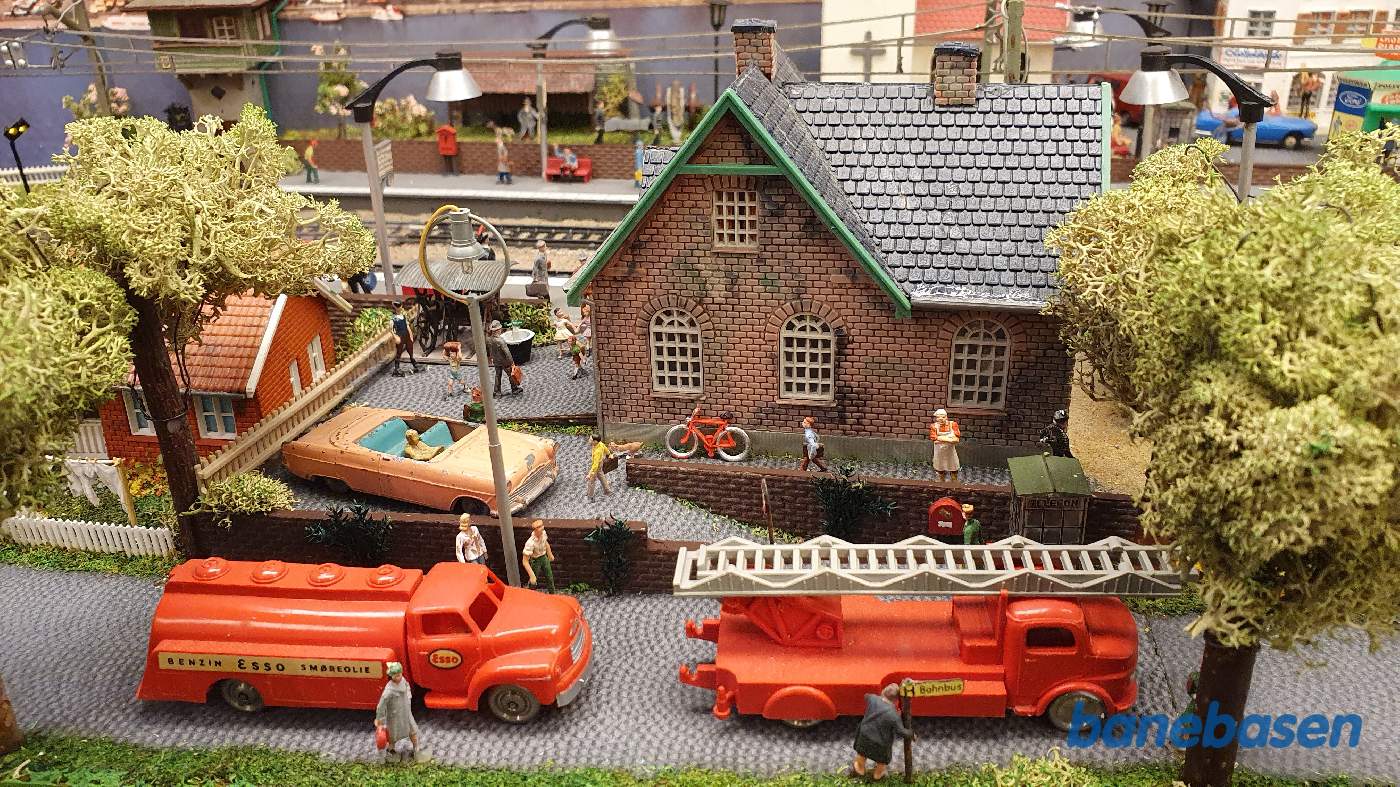 Stationsbygningen set fra vejen Stationsbygningen set fra vejen