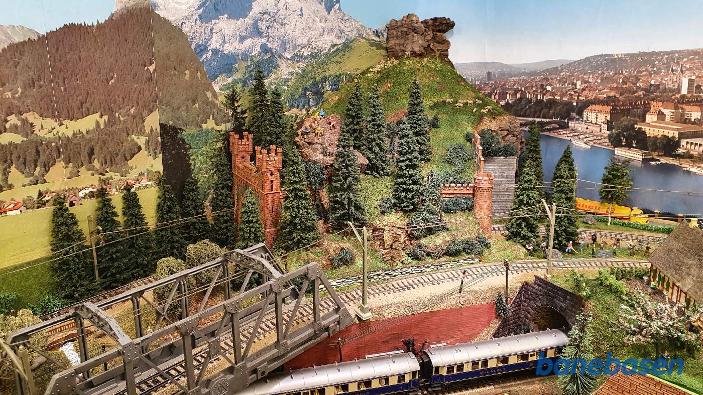 Bjerglandskabet med tunnel og bjergbestigere Bjerglandskabet med tunnel og bjergbestigere