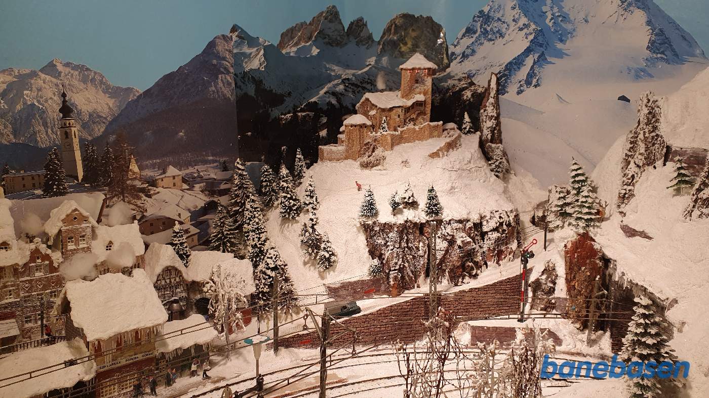 Der har været kraftigt snefald i den lille polske bjergby, slottet ligger oppe på en bjergspids Der har været kraftigt snefald i den lille polske bjergby, slottet ligger oppe på en bjergspids