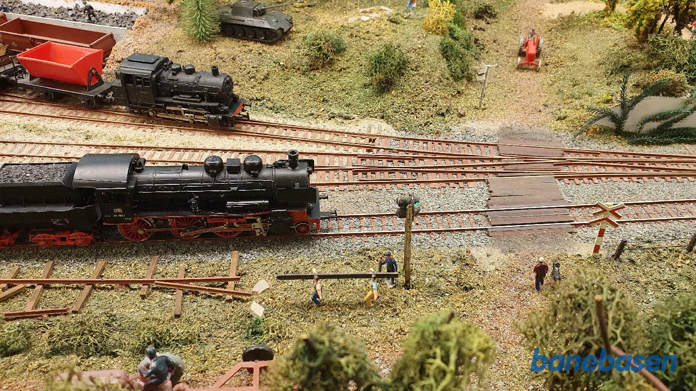 I Saunte er en markvej over til en gård, men fotografen har måtte improvisere, da kælderrummet ikke er stort nok I Saunte er en markvej over til en gård, men fotografen har måtte improvisere, da kælderrummet ikke er stort nok