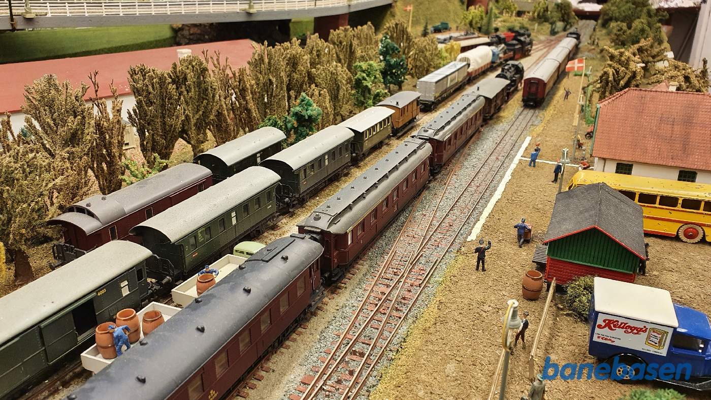 Et vue ud over stationsområdet med stationsbygningen til højre Et vue ud over stationsområdet med stationsbygningen til højre