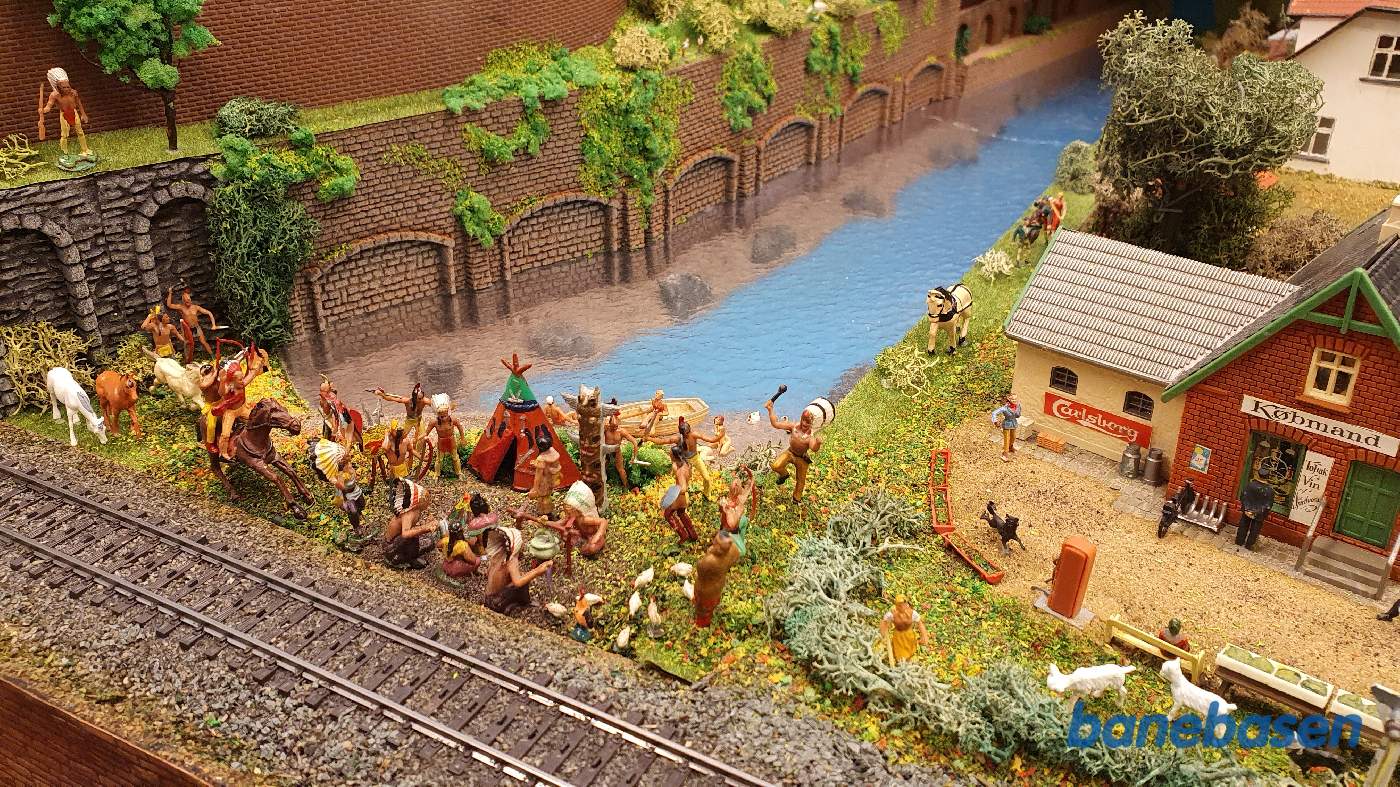 Den improviserede overgang mellem Sauntemodellen og den store by med indianer lejr Den improviserede overgang mellem Sauntemodellen og den store by med indianer lejr