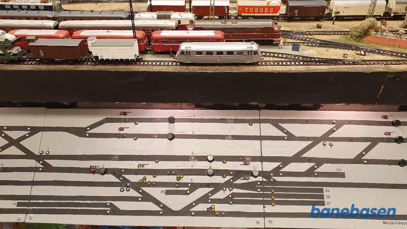 Betjeningspanelet for den store station. Man skal trykke på 2 knapper samtidig: hvorfra - hvortil Betjeningspanelet for den store station. Man skal trykke på 2 knapper samtidig: hvorfra - hvortil