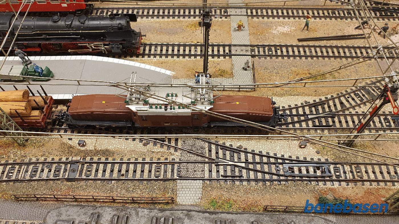 Nærbillede af 2 modificerede standard sporskifter, hvor fotografen har skåret en stor bid af det krumme spor, for at få sporene til at ligge meget tættere på hinanden Nærbillede af 2 modificerede standard sporskifter, hvor fotografen har skåret en stor bid af det krumme spor, for at få sporene til at ligge meget tættere på hinanden