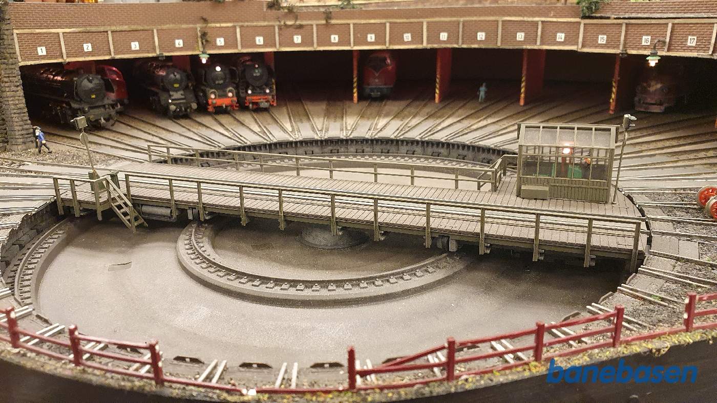 Drejeskiven med den store rundremise, bygget ind under baneterrænet ovenpå Drejeskiven med den store rundremise, bygget ind under baneterrænet ovenpå