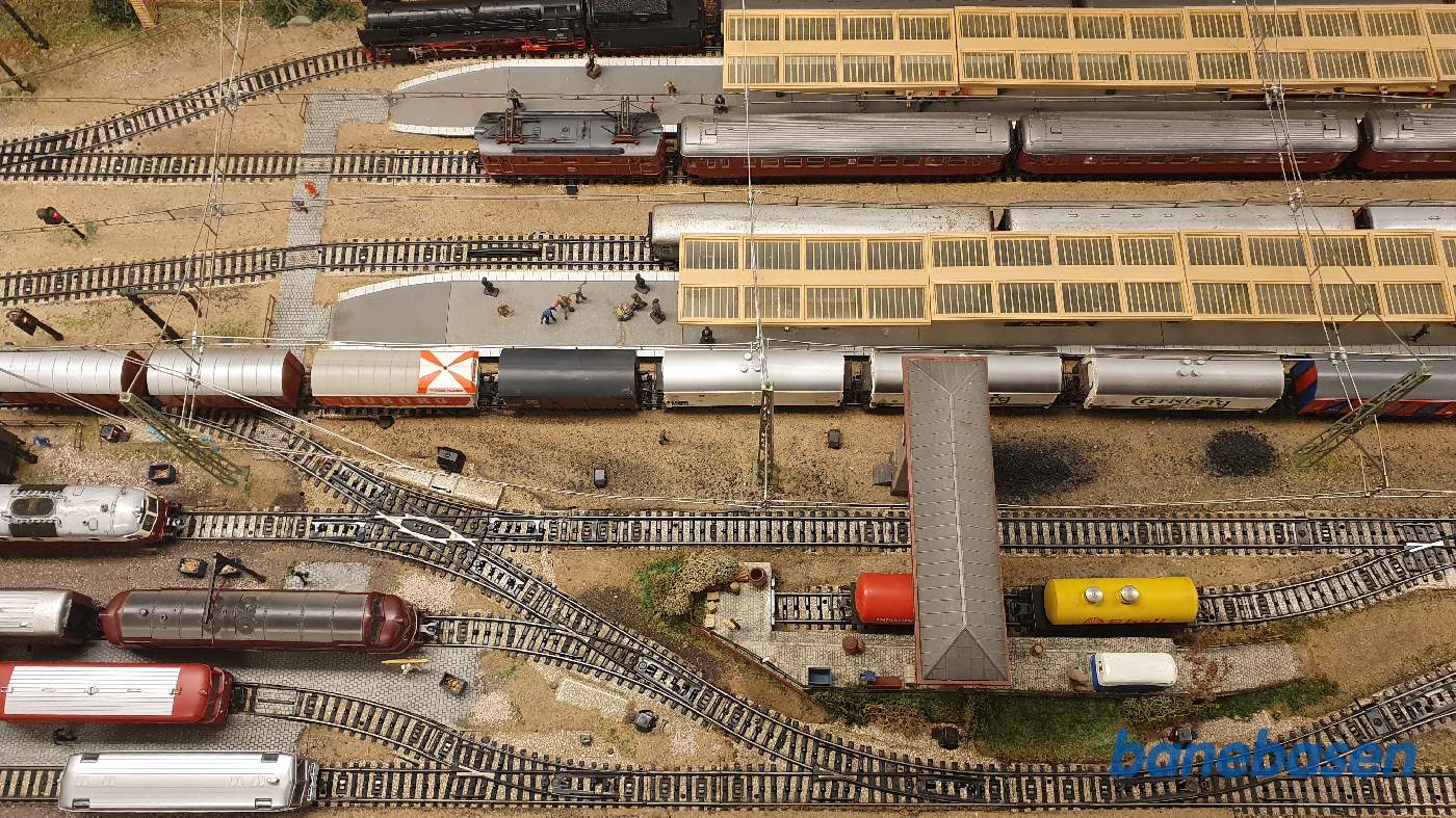 Luftfoto af sporområdet på den store station