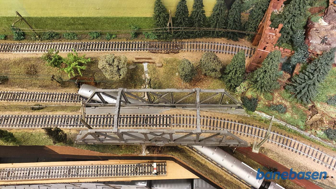 Luftfoto ude på strækningerne, privatbanen med bagenden af et tog Luftfoto ude på strækningerne, privatbanen med bagenden af et tog