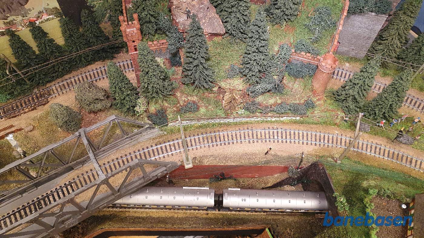 Luftfoto ude på strækningerne, privatbanen med et tog Luftfoto ude på strækningerne, privatbanen med et tog