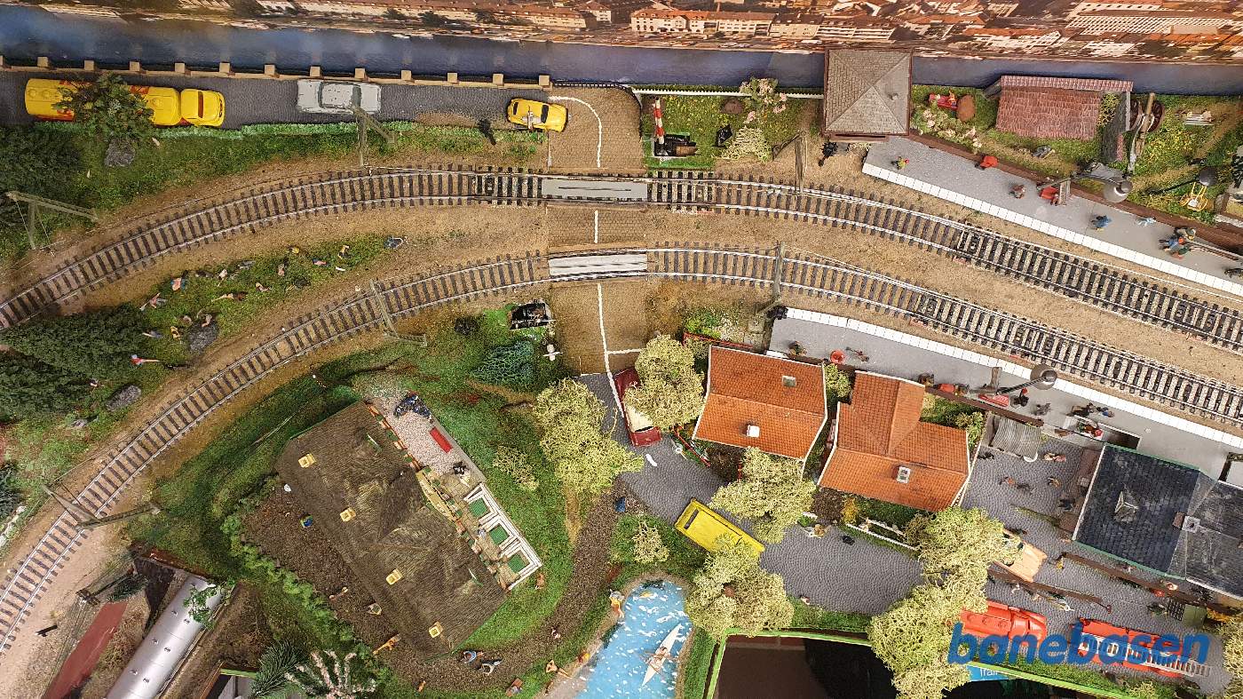 Luftfoto ude på strækningen med overkørslen Luftfoto ude på strækningen med overkørslen