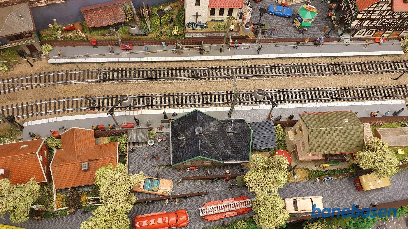 Luftfoto ude på strækningen med lokalstationen i den store by