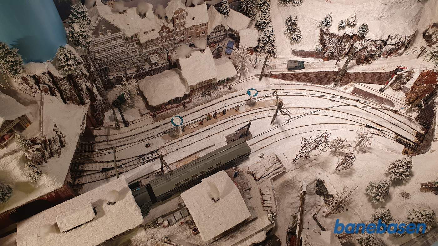 Luftfoto af stationen i den polske bjergby Luftfoto af stationen i den polske bjergby