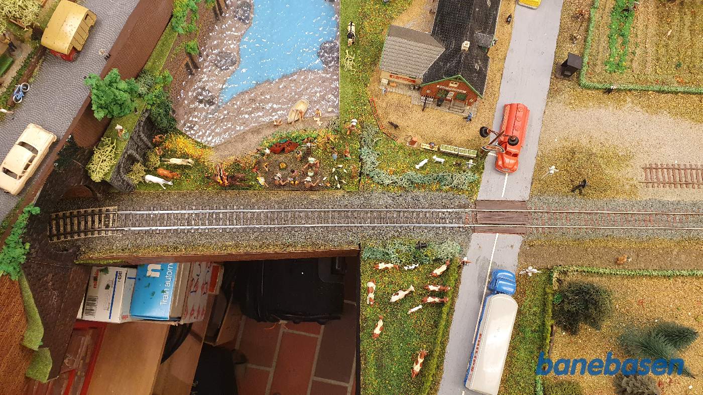 Luftfoto ude på den enkeltsporede strækning, overkørslen i Saunte Luftfoto ude på den enkeltsporede strækning, overkørslen i Saunte