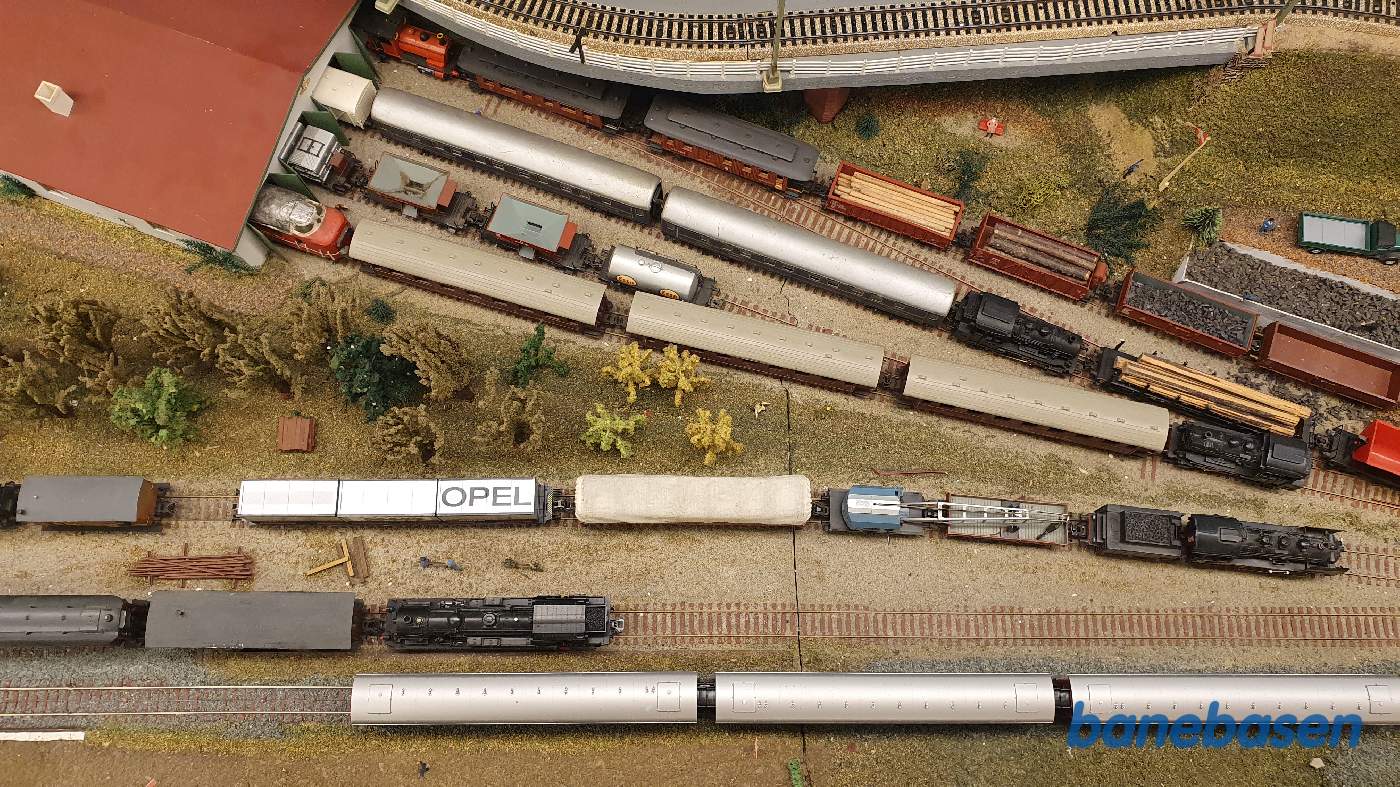 Luftfoto ude på den enkeltsporede strækning, Saunte station med jernbaneklubbens vognhal oppe til venstre Luftfoto ude på den enkeltsporede strækning, Saunte station med jernbaneklubbens vognhal oppe til venstre