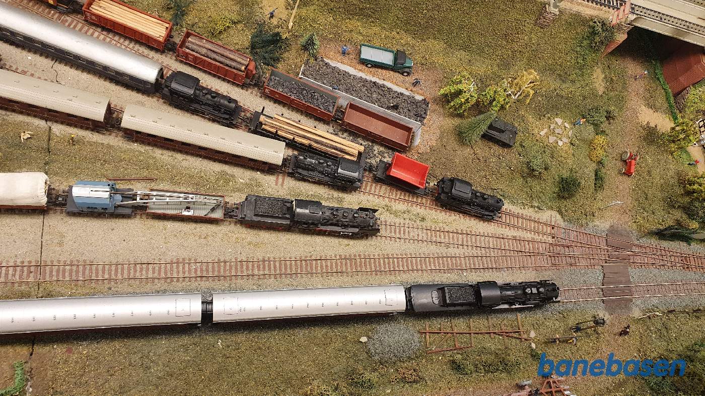 Luftfoto ude på den enkeltsporede strækning, Saunte station Luftfoto ude på den enkeltsporede strækning, Saunte station