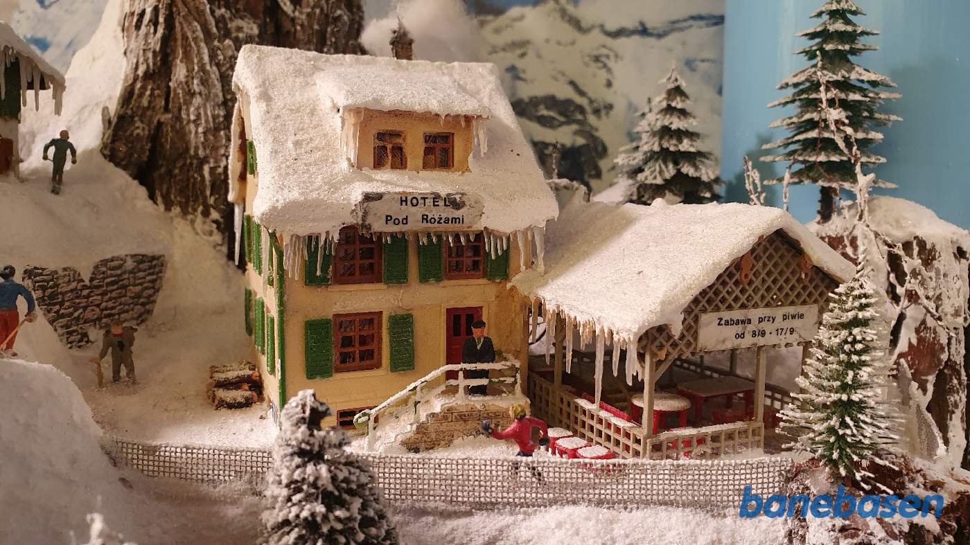 På hotellet i bjergene har skiløberne det dejligt På hotellet i bjergene har skiløberne det dejligt