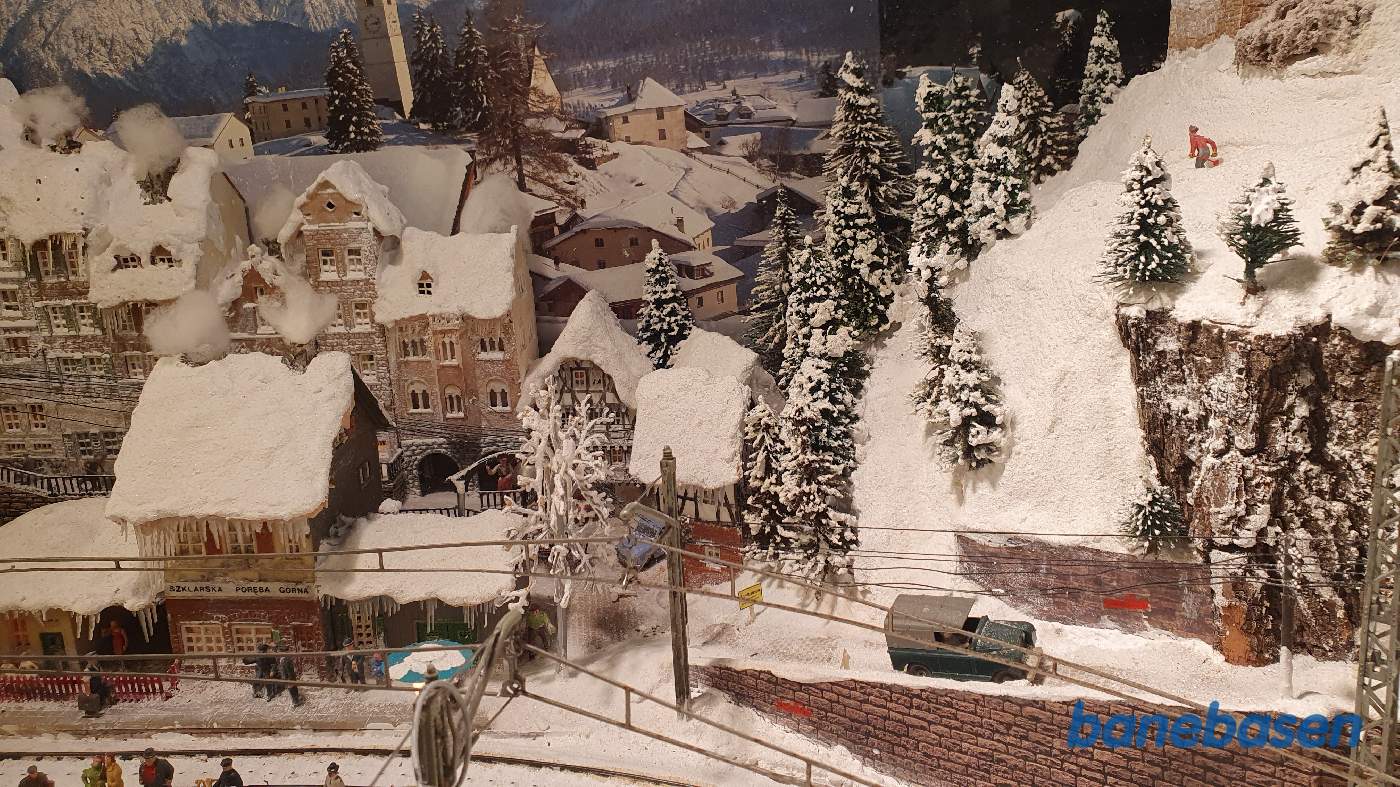 Et vue ind over byen. Det er ret fantastisk, hvordan plakater på væggen kan gøre byen meget større end den er Et vue ind over byen. Det er ret fantastisk, hvordan plakater på væggen kan gøre byen meget større end den er