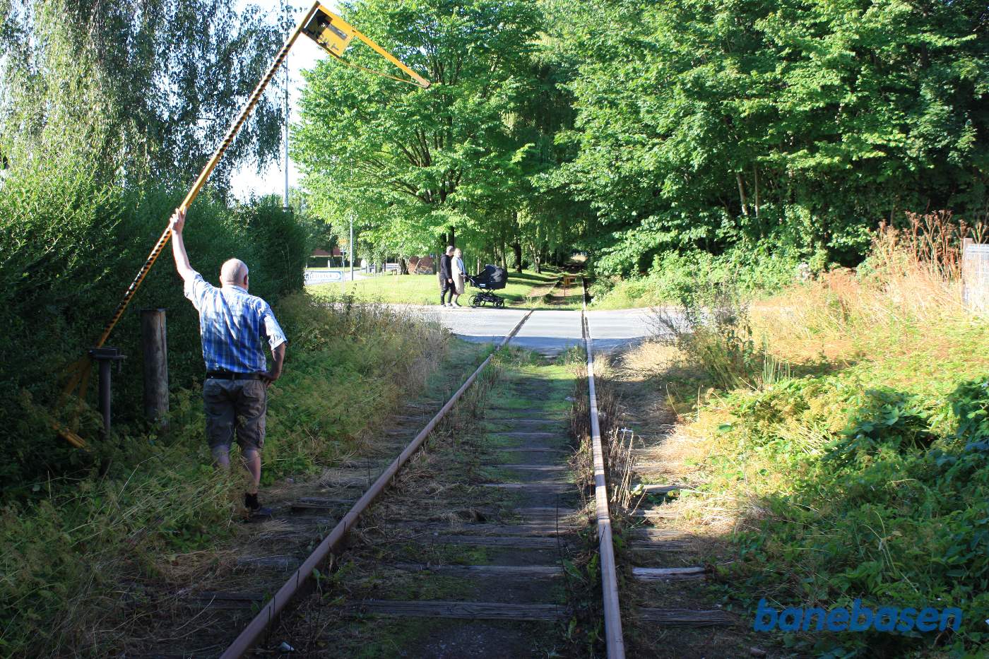 Vi er nået til Knarreborg, hvor stationsbygningen ligger på den anden side af vejen til venstre, inde bag træerne
