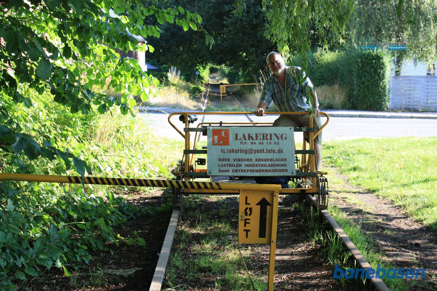 Skinnecyklen har passeret vejen og nu mangler fotografen blot at løfte bommen, så cyklen kan trille til perron
