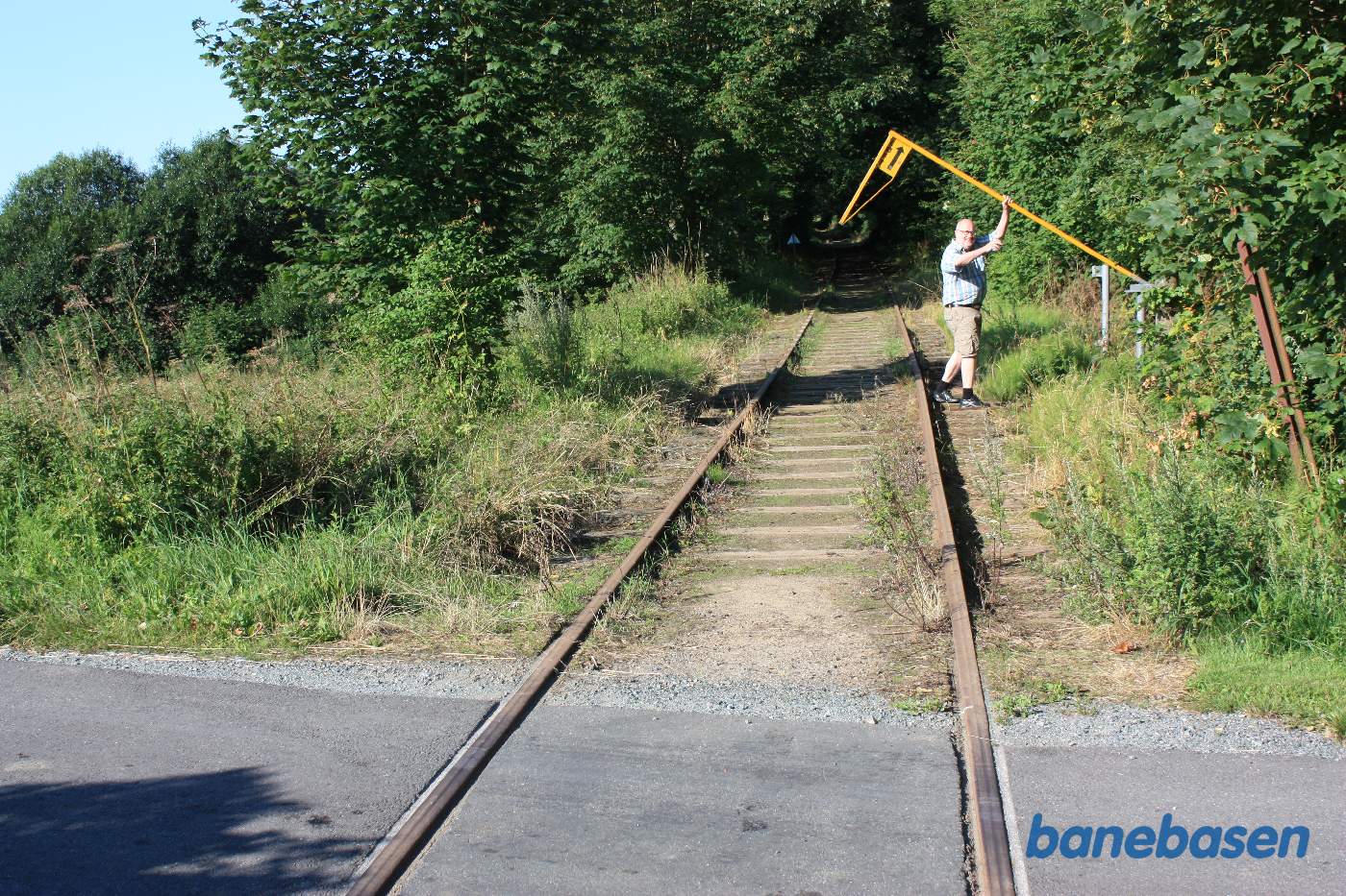 Bommen lukkes op og skinnecyklen kan trille over vejen Bommen lukkes op og skinnecyklen kan trille over vejen