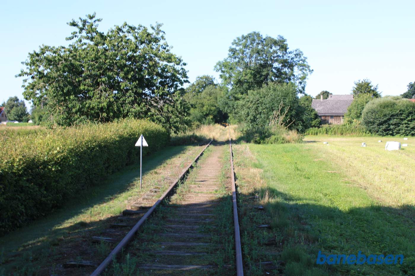Vi er på strækningen og nærmer os noget bebyggelse