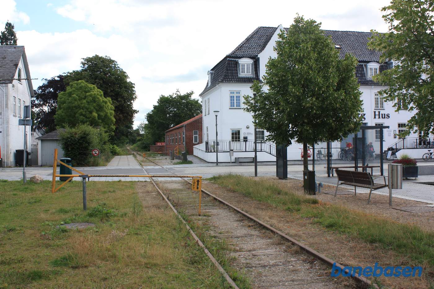 Vi er ankommet til stationen og kigger på overkørslen med Nørregade, hotellet ses til højre