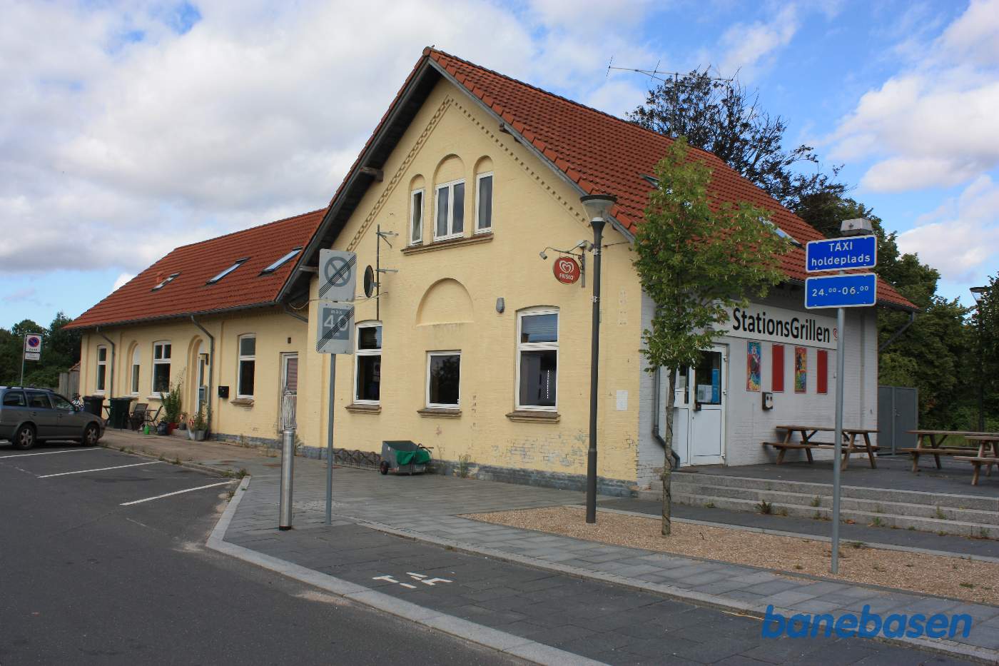 Vi står ude på vejen og kigger på stationsbygningen