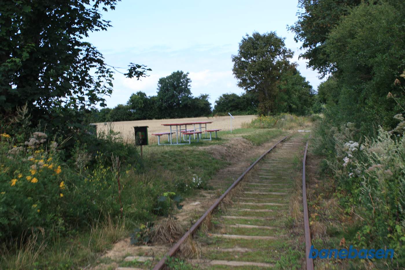 Ved det gamle Høed trinbræt er opstillet bord og bænk til de trætte cyklister