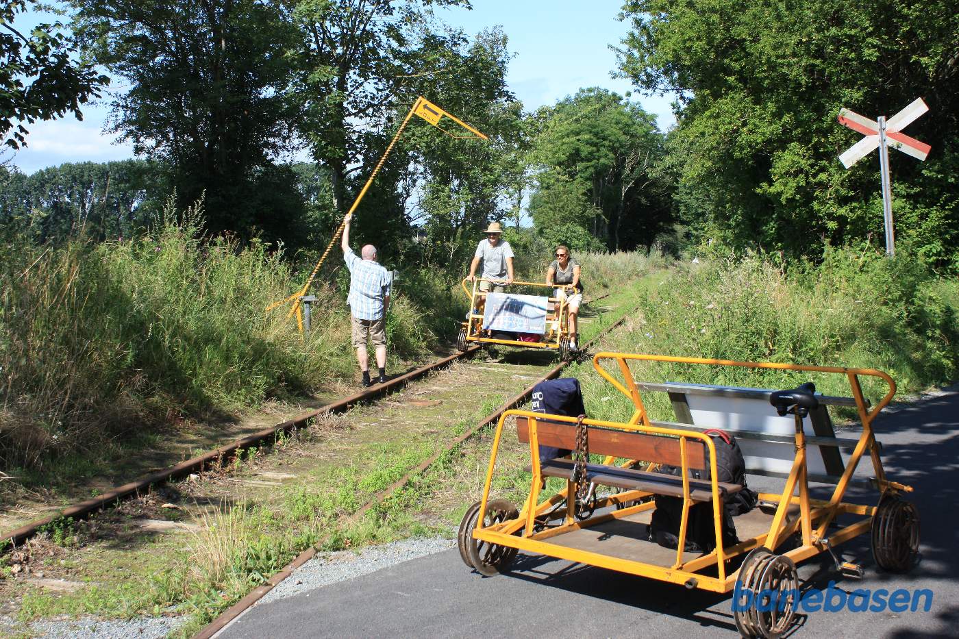 Ved Mosemarksvej møder vi pludselig en modkørende cykel og må stille vores lidt til siden