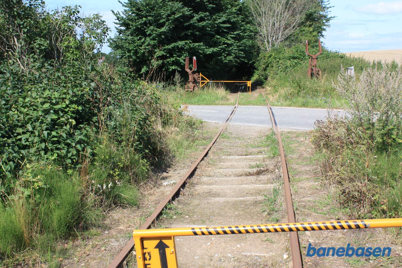 Cirka 800 meter før Ebberup station, skal vi krydse over Ebberupvej, hvor de rustne rester fra vejbommene stadig ses Cirka 800 meter før Ebberup station, skal vi krydse over Ebberupvej, hvor de rustne rester fra vejbommene stadig ses