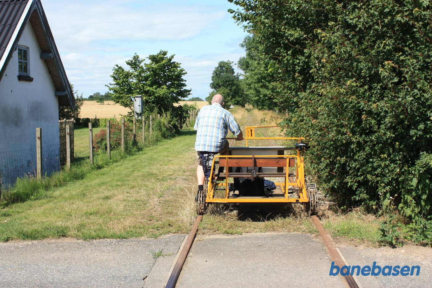Vi har passeret Lerbjergvej med stationsbygningen inde til venstre i billedet Vi har passeret Lerbjergvej med stationsbygningen inde til venstre i billedet