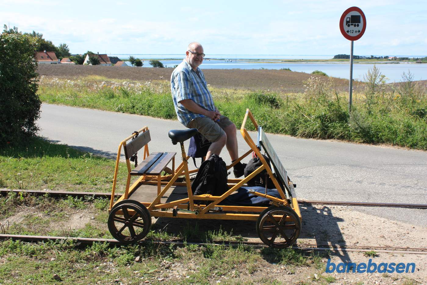 Her holder skinnecyklen ved Torø Huse Vej og nyder udsigten