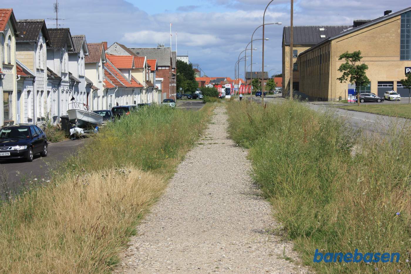 Det fjernede spor. Taget at stationsbygningen kan svagt ses til højre for hovedsporet Det fjernede spor. Taget at stationsbygningen kan svagt ses til højre for hovedsporet