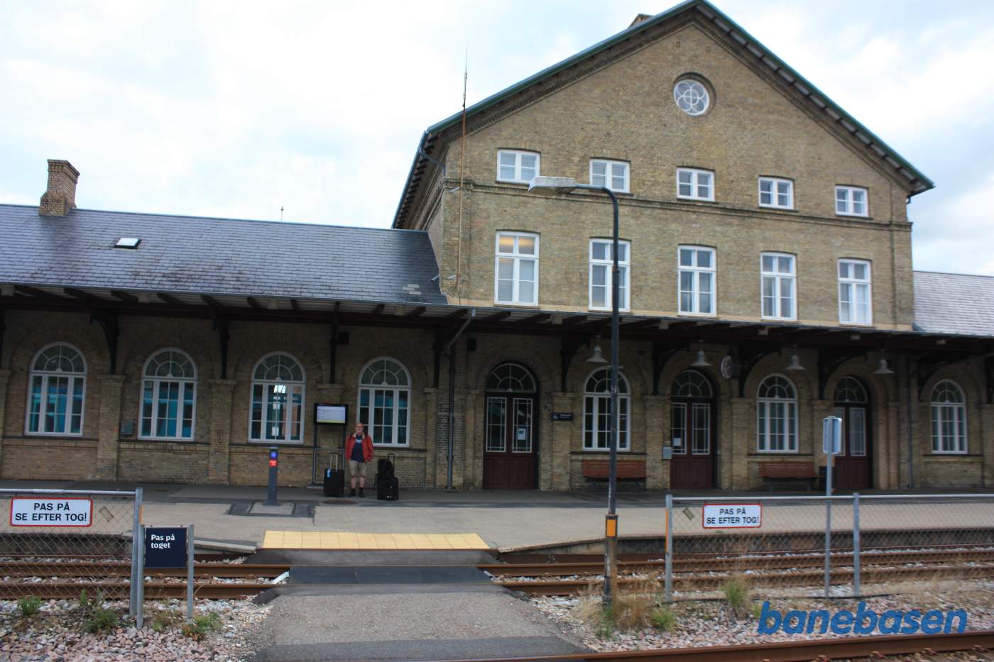 Stationsbygningen set fra perronen