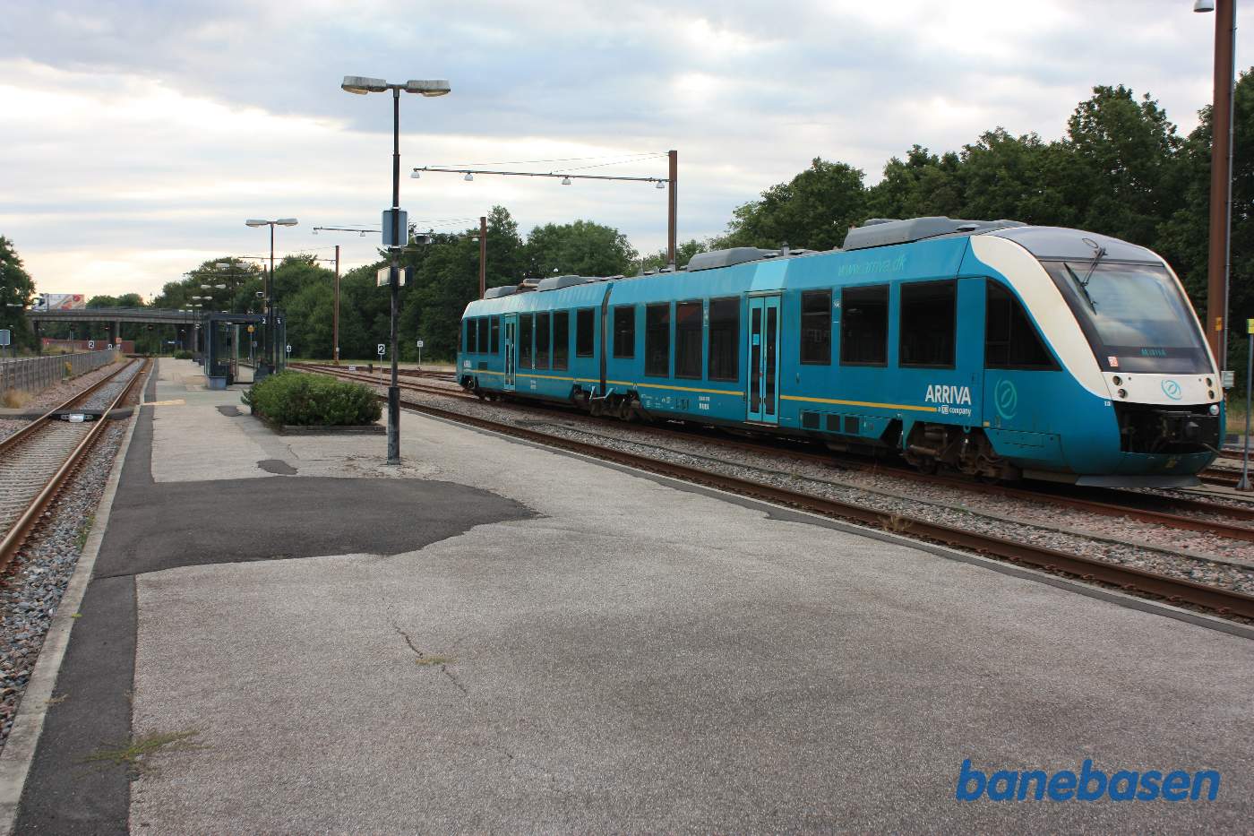 Et blåt Arriva togsæt hensat i sidesporet