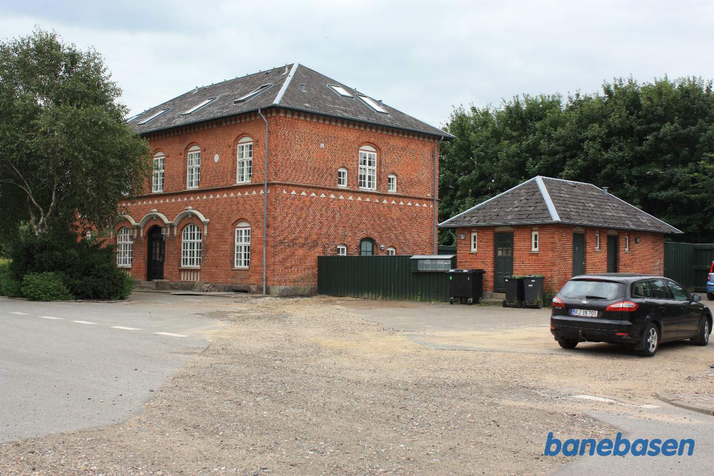 Stationsbygningen, set fra vejen