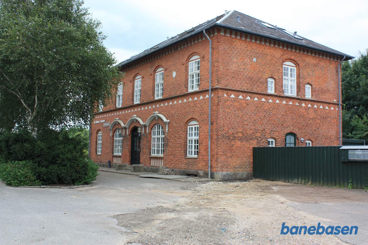 Stationsbygningen, set fra vejen